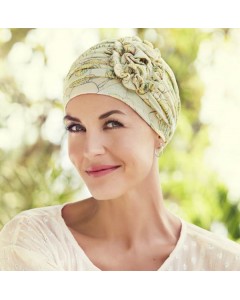 Turban avec motifs floraux jaunes.