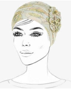 Turban avec motifs floraux jaunes.